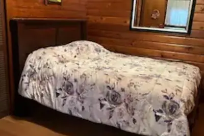 Image de Stay at an adorable log home and enjoy! \n