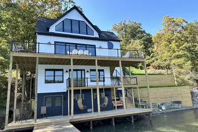 Image de Meticulously designed waterfront, 4 level home, on sought after Keuka Lake!