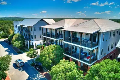 Image de Spacious + Central Condo in Carlton Landing