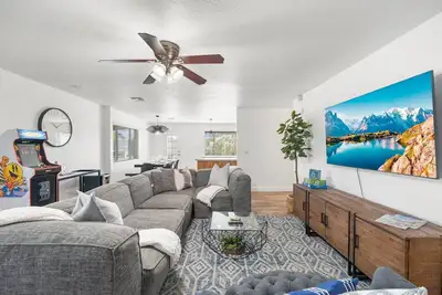 Image de 5 min to Old Town-Sleeps 12-Heated Pool-King Bed-Ping Pong-Fire Pit