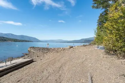 Image de Semi-waterfront log cabin w private beach and buoy