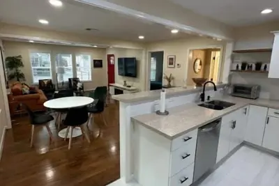 Image de Gorgeous Renovated Historic Home.