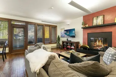Image de Charming Condo, Slope Views, Pool & Hot Tub, Walk to Lifts
