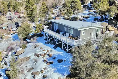 Image de Entire Home between Big Bear and Arrowhead Lake in Arrowbear on top of a hill.