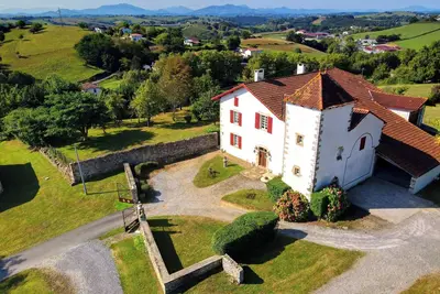 Image de Homerez - Maison confortable Ă Bardos avec vue sur montagne