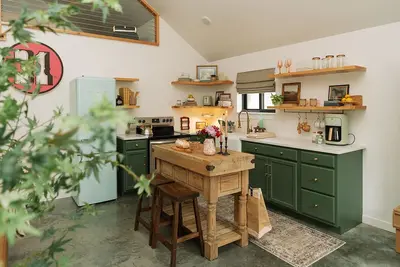Image de Welcome to our charming Montana cottage with a cozy traveler’s inn twist! . \n