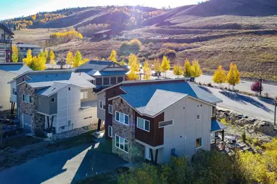 Image de Ski-In/Ski-Out Granby Townhouse w/ Private Hot Tub