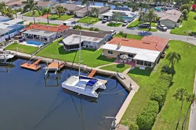 Image de Newly Remodeled Waterfront home close to shops, beaches and Florida Attractions