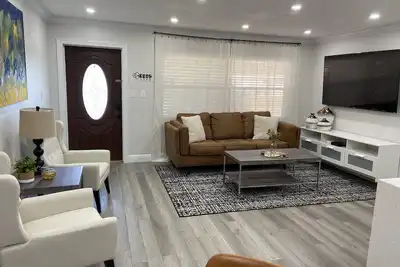 Image de 🏝️Tropical Oasis Plus with Hot Tub+5mi to Beach, Near Img!