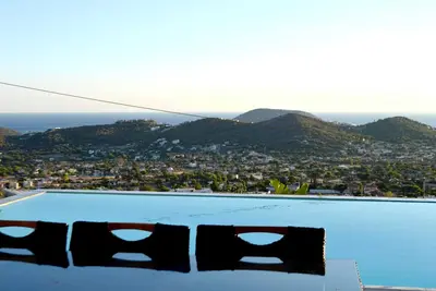 Image de Homerez - Villa en bord de mer à Anavissos avec piscine privée