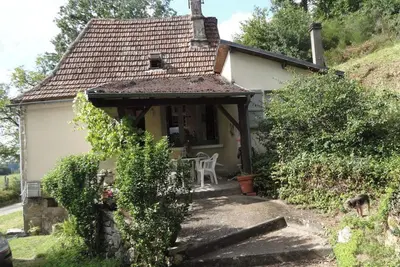 Image de Homerez - Maison de charme à Teyssieu avec cheminée et jardin.