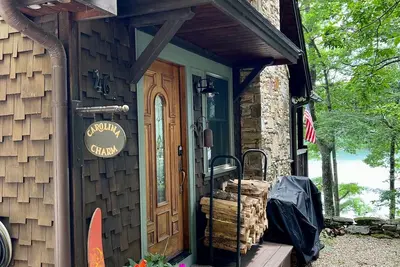 Image de Carolina Charm is a modern home with cabin flare on Lake Glenville with own dock