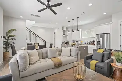 Image de Chic Heights Getaway ● Gated Home ● Walkable Shops