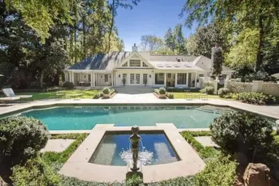 Image de Stunning Tuxedo Park home with pool & guest house - walk to Chastain Park