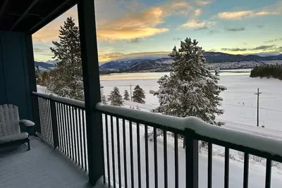 Image de Beautifully remodeled, spacious Frisco condo directly overlooking Lake Dillon. .