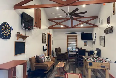 Image de Rustic home on wooded lot, very private. Lake and dock access. Close to trails.