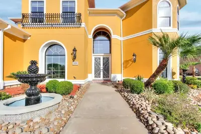 Image de Mediterranean Villa by the Lake also for short term lease