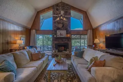 Image de Yes Deer Lodge. Decks/trees/private hot tub!