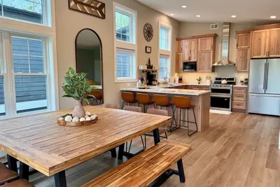 Image de Waterfront Shoreline Home •Views •Modern •Sauna •20% Off Bike Rental+Mtb Pass