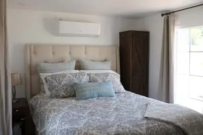 Image de Adorable trailer on vineyard\n