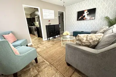 Image de Comfy cozy in trendy Riverside!