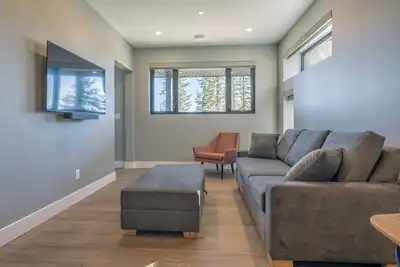 Image de Brand new suite with garage, private laundry, and gear room