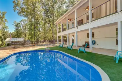 Image de Hemphill Vacation Rental w\/ Pool, Walk to Lake!