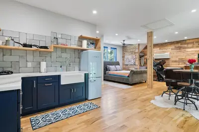 Image de Studio above a detached garage away from main house on a private lot.