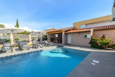 Image de Villa avec piscine, climatisation, internet et terrasse couverte, près de la mer