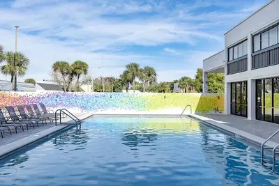Image de Indulge In Contemporary Comfort! 4 Convenient Units, Free Parking, Outdoor Pool