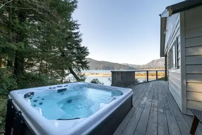 Image de Best View in Port Renfrew! Sauna + Hot Tub + Pet Friendly + Sleep 7