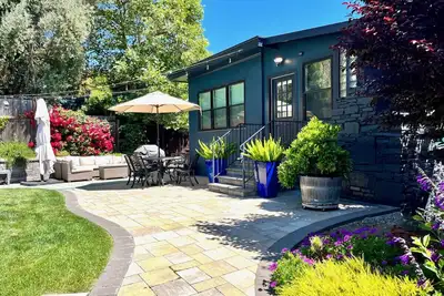 Image de Hot Tub, Bright, Modern, steps to downtown