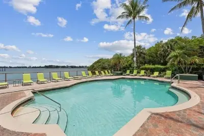 Image de Private Beach, Pool, Jacuzzi, 2 Queen Beds, Large Dock, Your own private resort.
