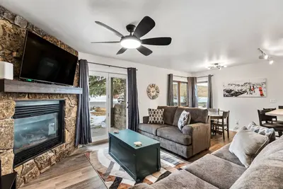 Image de Updated w/Amazing Slope Views + Hot Tub-Steps to Eat/Drink/Shops/Free Mtn/Town Bus-W/D in Unit