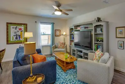 Image de Game Room + Walk to Beach: Gun Barrel City Gem!