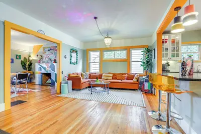 Image de 2 Mi to Golden 1 Center: Historic Home w/ Deck!