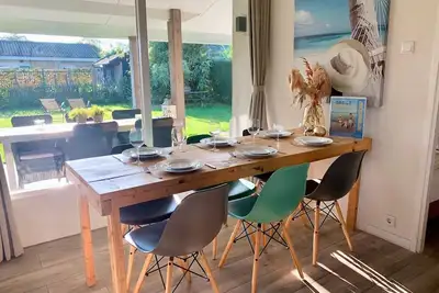 Image de Geschmackvoll und Modern Eingerichtetes Ferienhaus mit Veranda, 6 Personen, Wlan, Rollstuhlfahrerfreundlich