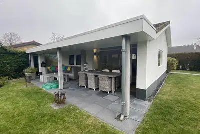 Image de Tastefully furnished bungalow with large enclosed garden, veranda, airconditioning, WiFi, 6p, pets allowed