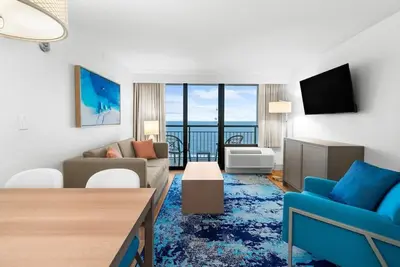 Image de Beach Getaway: Oceanfront Suite 10th Floor