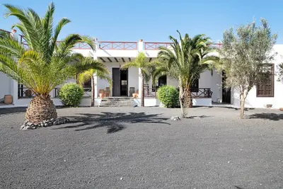 Image de Maison de vacances 'Finca Emblemática - Nº3 Liria' avec vue sur la montagne, piscine et Wi-Fi
