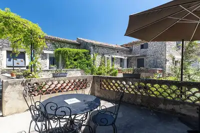 Image de Appartement 'Micocoulier De La Maréchale' avec vue sur la montagne, piscine partagée et Wi-Fi