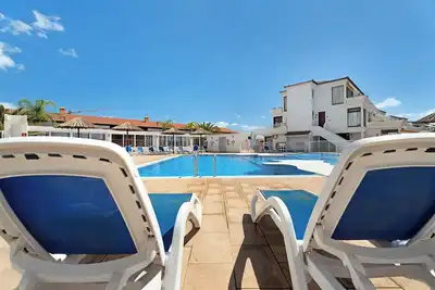 Image de Appartement de vacances 'Blue Dream Pebble Beach' avec vue sur la mer, piscine partagée et Wi-Fi