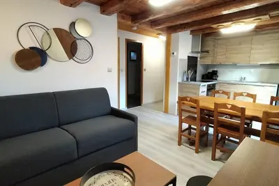 Image de Appartement rénové au rez de jardin avec terrasse et place de parking privatif