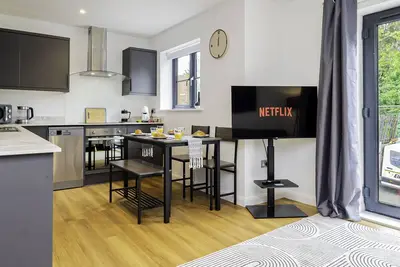 Image de Stylish and fully equipped 2-bedroom apartment in the heart of Shirley, Southampton. Accommodates up to 5 guests comfortably with spacious living, full kitchen, and free on-site parking. Ideal for families, contractors, or city visitors.