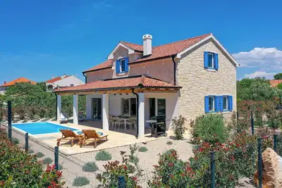 Image de Belle maison à Pasman avec piscine extérieure