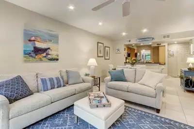 Image de Gated Complex: Poolside Retreat at Sailmaker 507
