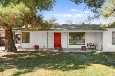 Image de Charming 2-Br Farmhouse | Backyard Views