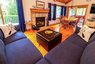 Image de Dog Friendly, 3Bd/3Ba, Fire Pit, Screened Porch with Great Bluebird Views!
