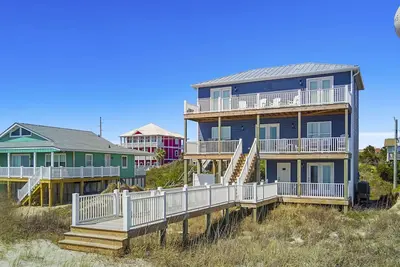 Image de New Oceanfront 4br, 4. 5b home with stunning views and spacious decks