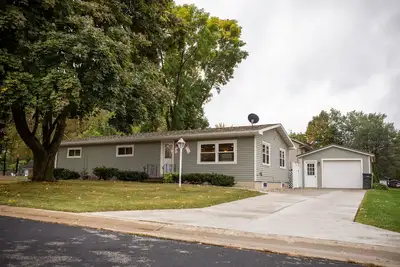 Home in quiet neighborhood, 3br\/1. 5 Bath in Marshfield, close to hospital.